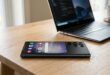 Galaxy S23 Ultra sur bureau en bois avec un ordinateur portable